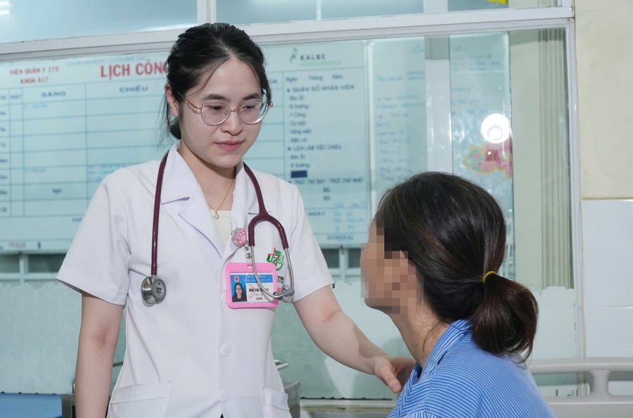 Bác sĩ Mai Thị Thu Ly, Khoa Huyết học lâm sàng và bệnh nghề nghiệp, Bệnh viện Quân y 175 thăm khám cho bệnh nhân H. (Ảnh: BVCC)