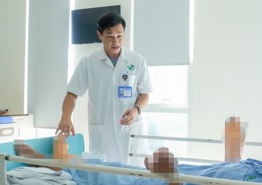 Trung tá, BS.CKII Thân Văn Hùng, Phó Chủ nhiệm Khoa Bỏng – Vi phẫu tạo hình, Bệnh viện Quân y 175 thăm khám cho bệnh nhân (Ảnh: BVCC)