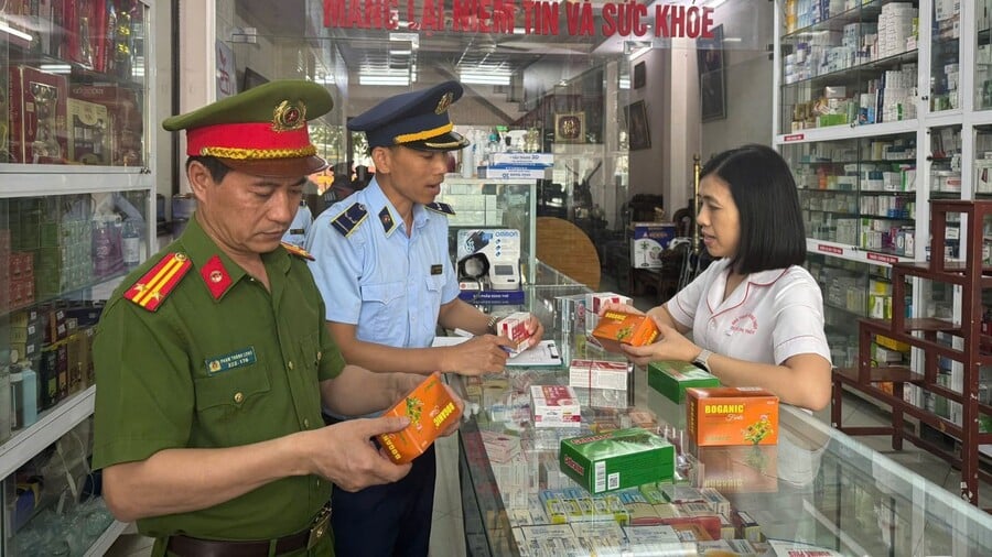 Lực lượng chức năng kiểm tra, tuyên truyền các hộ kinh doanh chấp hành nghiêm quy định của pháp luật