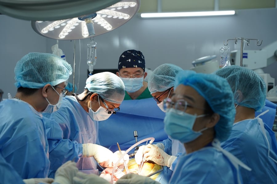 Ê-kíp phẫu thuật lấy mô, tạng của người hiến chết não (Ảnh: BVCC)