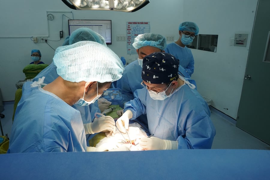 Ê-kíp ghép thận cho bệnh nhân tại Bệnh viện Thống Nhất (Ảnh: BVCC)