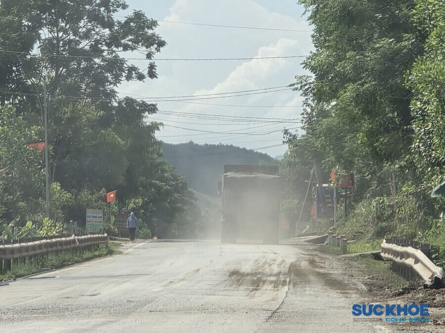 Anh B.T., người lưu thông qua tuyến đường bức xúc: “Xe chở đất nhưng không tưới đường khiến bụi bay mù mịt, ảnh hưởng nghiêm trọng đến sức khỏe người dân chúng tôi. Người tham gia giao thông như tôi chỉ biết căng mình hít bụi”.