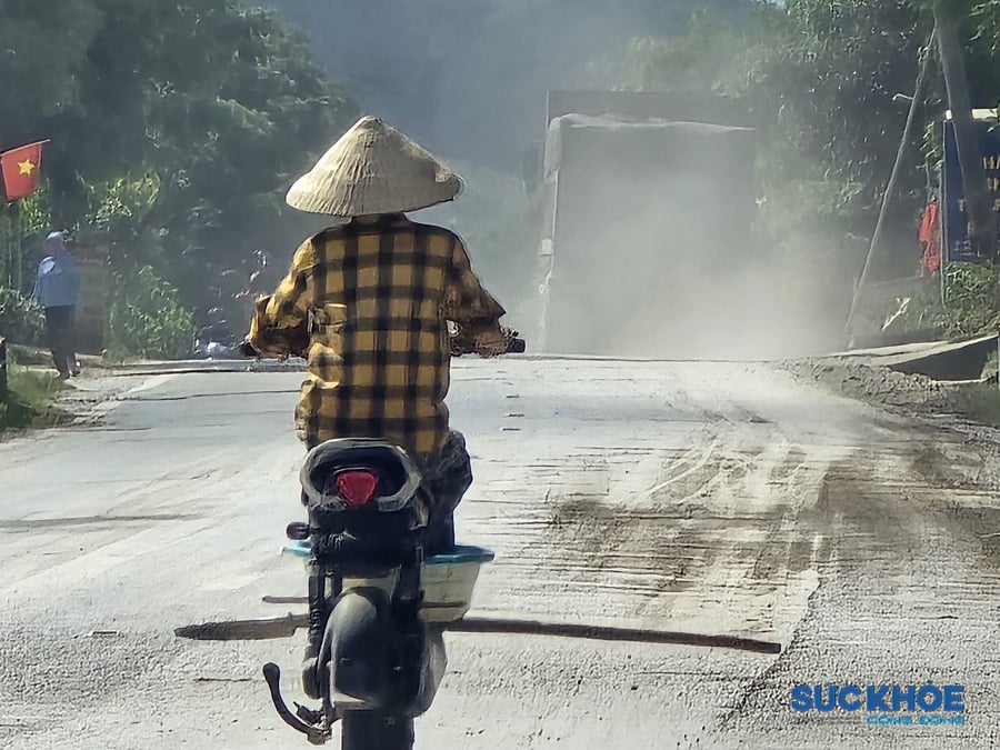 Thời gian qua, trên tuyến đường mòn Hồ Chí Minh, đoạn qua xã Tân Thành, huyện Thường Xuân (Thanh Hoá) xuất hiện tình trạng xe tải trọng lớn chở đất, lưu thông với tần suất dày đặc. Đoàn xe di chuyển gây bụi bặm, ô nhiễm, tiềm ẩn nguy cơ ảnh hưởng tới sức khỏe người dân.