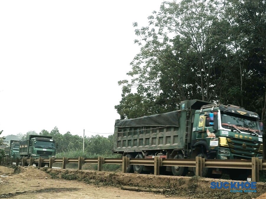 Đa phần các xe này là loại xe 3 chân, 4 chân có trọng tải lớn. Nhiều xe di chuyển theo hàng dài, nối đuôi nhau chở đất từ điểm khai thác đi tiêu thụ.
