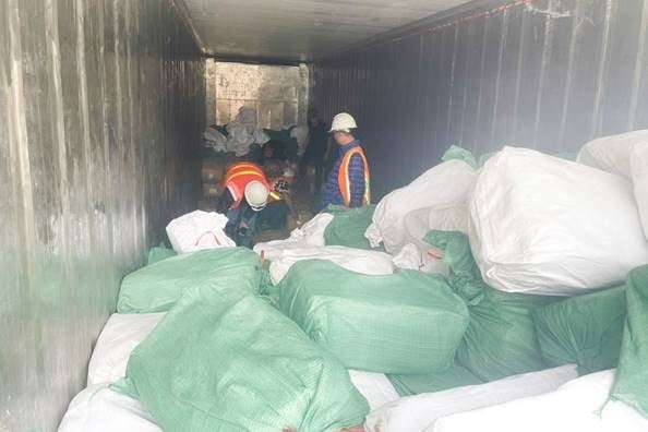 Lực lượng chức năng kiểm tra thực tế hàng hóa đóng trong 13 container thuộc 7 tờ khai của Công ty TNHH XNK VN tại cảng Nam Đình Vũ – Hải Phòng.