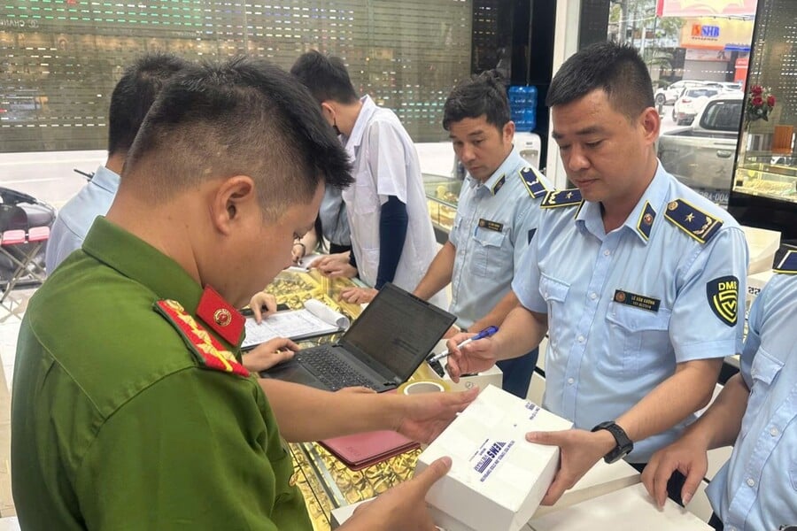 Cơ quan chức năng tỉnh Thanh Hóa lập biên bản các sản phẩm có dấu hiệu giả mạo tại Trung tâm kính thuốc y tế Ngọc Tân