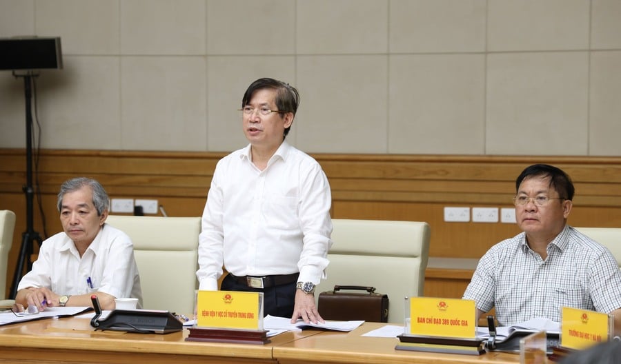 Theo PGS.TS Vũ Nam, Giám đốc Bệnh viện Y học cổ truyền Trung ương, quan điểm kết hợp hai nền Y học cổ truyền và Y học hiện đại trong chăm sóc sức khỏe nhân dân là đúng đắn và cần thiết - Ảnh: VGP/Đức Tuân