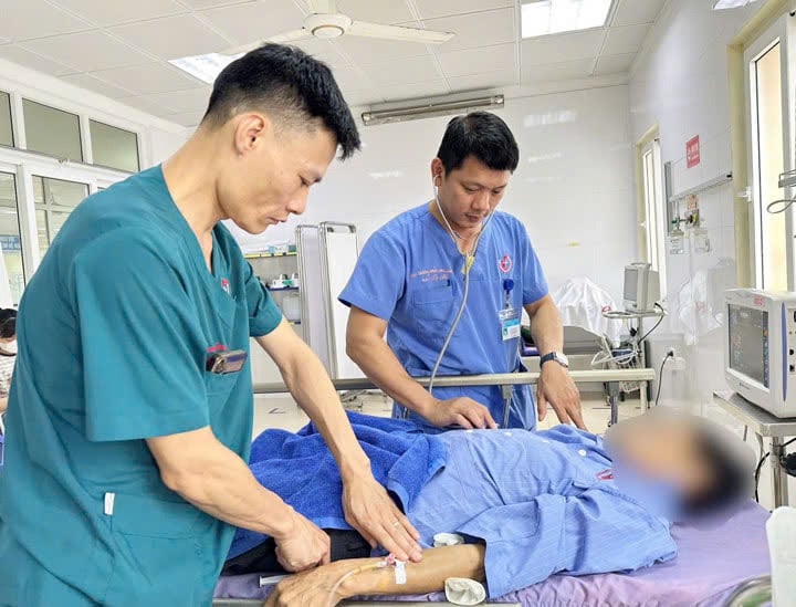 Các bác sĩ tiến hành cấp cứu cho người bệnh (hình minh họa).
