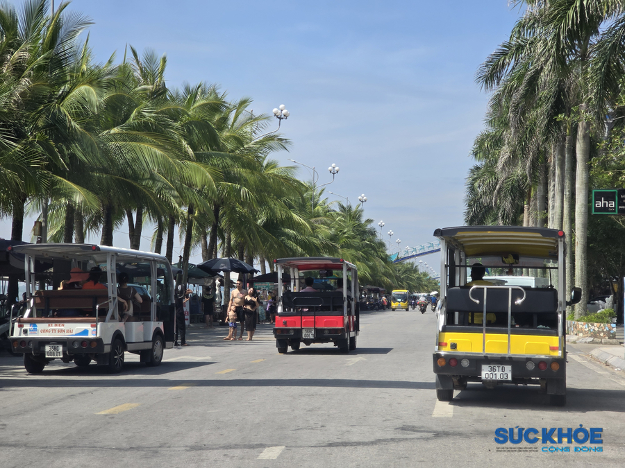Cuối buổi chiều là thời điểm xe điện 4 bánh hoạt động nhiều nhất. Tại đây, không khó để bắt gặp xe điện đang chở khách, thậm chí dàn hàng 2, hàng 3 giữa đường chèo kéo, đón khách