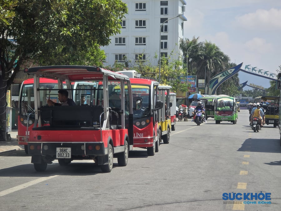 Quy định là vậy, tuy nhiên, khảo sát của phóng viên chiều ngày 7/7 trên một số tuyến đường tại khu du lịch biển Hải Tiến, xã Hoằng Tiến, tỉnh Thanh Hóa cho thấy, hàng chục xe điện vẫn “vô tư” hoạt động đón, trả khách