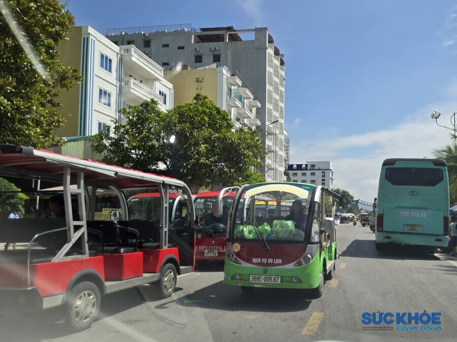 Về khó khăn trong công tác quản lý xe điện 4 bánh, vị này cho biết do vừa thành lập chính quyền mới nên khối lượng công việc còn nhiều. Vài ngày tới UBND xã Hoằng Tiến sẽ tiến hành cắm biển giới hạn tốc độ 30 km/h tại một số tuyến đường, đảm bảo cho xe điện lưu thông