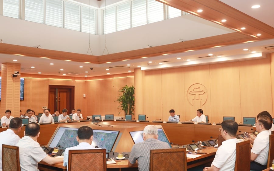 Quang cảnh buổi họp nghe báo cáo công tác cải tạo, chỉnh trang, vệ sinh môi trường 2 bên bờ sông Tô Lịch và bổ cập nước vào sông Tô Lịch sáng ngày 7/7/2025.