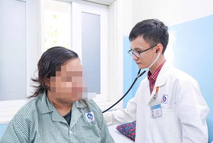Bệnh nhân Đ.V.Y.N. (SN 2003) được bác sĩ bệnh viện Nhân Dân Gia Định thăm khám.