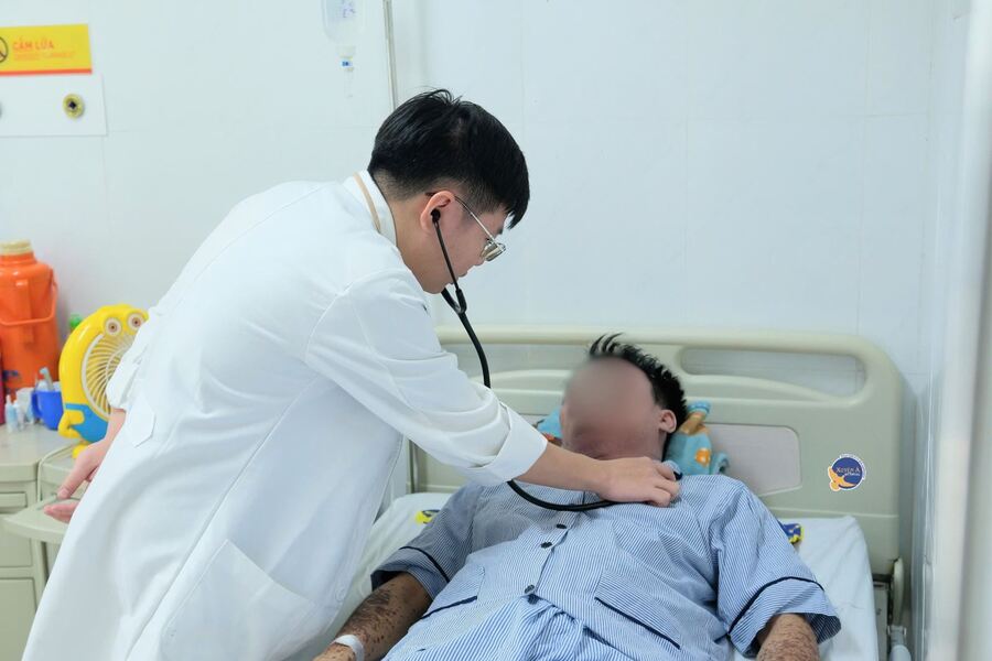 Bệnh nhân V. T. nhập viện trong tình trạng nguy kịch vì dị ứng thuốc. Ảnh: BV