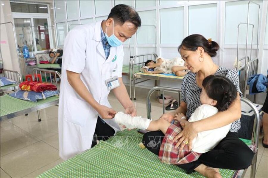Trẻ nhỏ bị tai nạn được điều trị tại Bệnh viện Sản Nhi Ninh Bình. Ảnh: Hải Yến - TTXVN