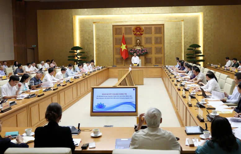 xPhó Thủ tướng Lê Thành Long chủ trì cuộc họp về dự thảo Nghị quyết của Bộ Chính trị về đột phá trong công tác chăm sóc sức khỏe nhân dân, đáp ứng yêu cầu phát triển đất nước trong kỷ nguyên mới - Ảnh: VGP/Đức Tuân