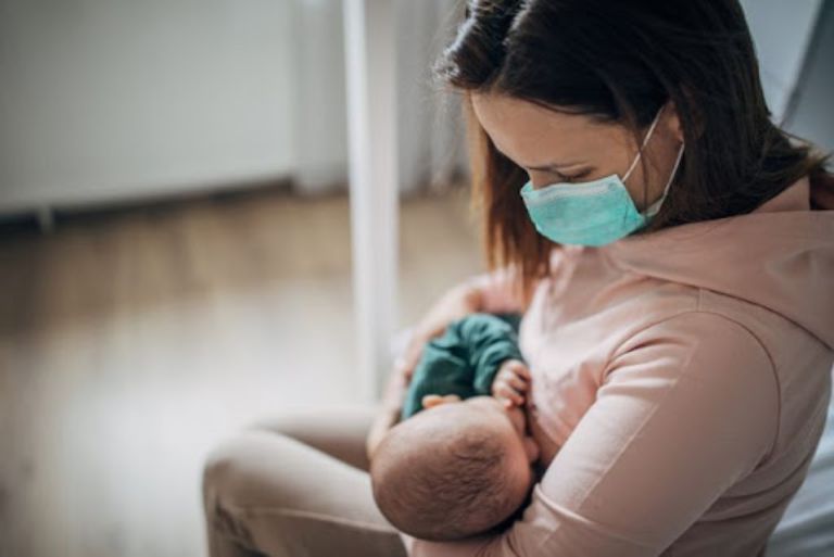 Theo các chuyên gia, trong đa số trường hợp mẹ bị ngộ độc thực phẩm dạng nhẹ vẫn có thể cho con bú bình thường.