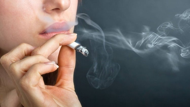 Hút thuốc lá là một trong những yếu tố làm gia tăng nguy cơ nhiễm HPV.