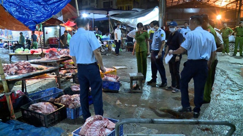 Lực lượng chức năng phát hiện nhiều thịt lợn nhiễm bệnh tiêu thụ ngoài chợ.