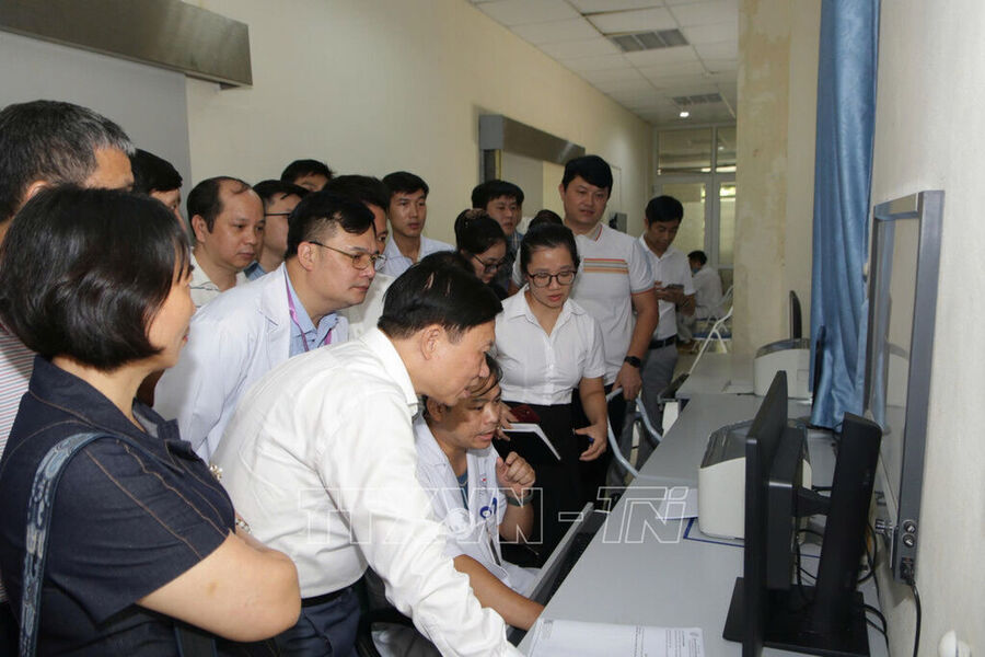 Khảo sát thực tế cơ sở hạ tầng công nghệ thông tin tại Bệnh viện Đa khoa huyện Mê Linh.   Ảnh: TTXVN phát