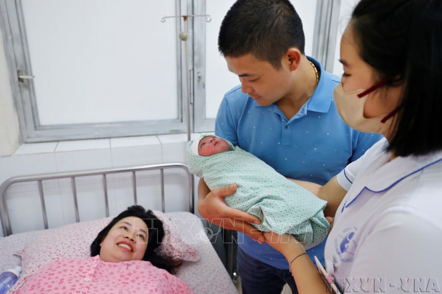 Niềm hạnh phúc của một gia đình khi đón con đầu lòng. Ảnh: Minh Quyết - TTXVN
