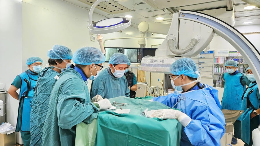 Người đàn ông ngưng tim khi ngủ do mắc hội chứng Brugada đã được phẫu thuật cấy máy khử rung tự động ICD. Ảnh: BVCC.