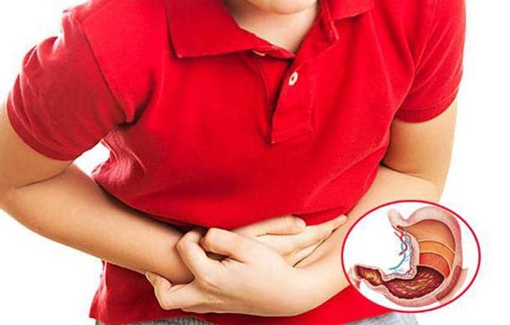 gười đau dạ dày không nên uống nước chanh nhiều nhất là khi bụng đói dễ khiến tình trạng nặng thêm.