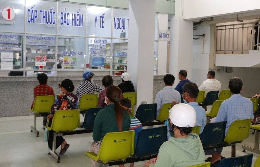 Việc cấp thuốc BHYT tới 90 ngày đang tạo điều kiện thuận lợi lớn cho người dân nhưng cần cẩn trọng. (Ảnh: TTXVN)