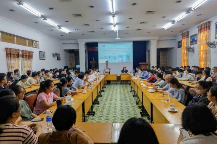 Ông Huỳnh Minh Chín, phó giám đốc Sở Y tế TP.HCM, phát biểu tại buổi bốc thăm phân bổ bác sĩ khóa 4 của chương trình về thực hành tại trạm y tế - Ảnh: Sở Y tế cung cấp