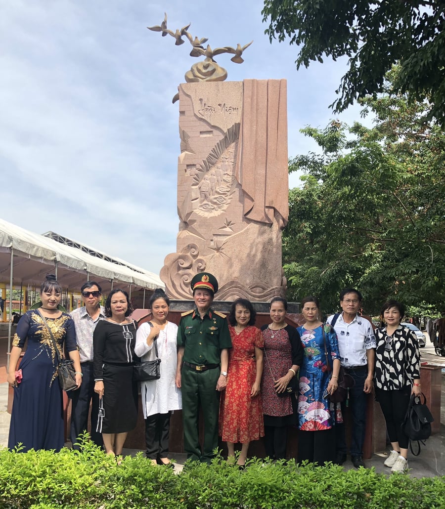 Thượng tướng Nguyễn Huy Hiệu cùng Đoàn đi thăm các địa chỉ đỏ.
