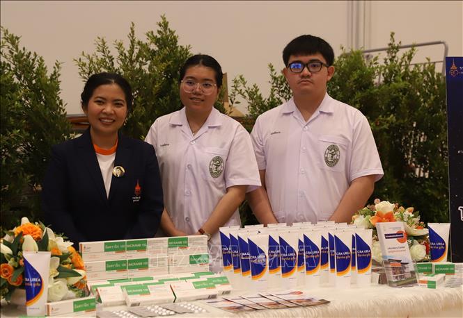 Thuốc Imcranib 100 là một chất ức chế tyrosine kinase (TKI) nhắm chính xác vào các tế bào ung thư, được sử dụng để điều trị các bệnh lý như bệnh bạch cầu dòng tủy mãn tính (CML), bệnh bạch cầu cấp tính nhiễm sắc thể Philadelphia dương tính, u mô đệm đường tiêu hóa (GIST) và ung thư da hiếm gặp (DFSP). Ảnh: Đỗ Sinh/TTXVN