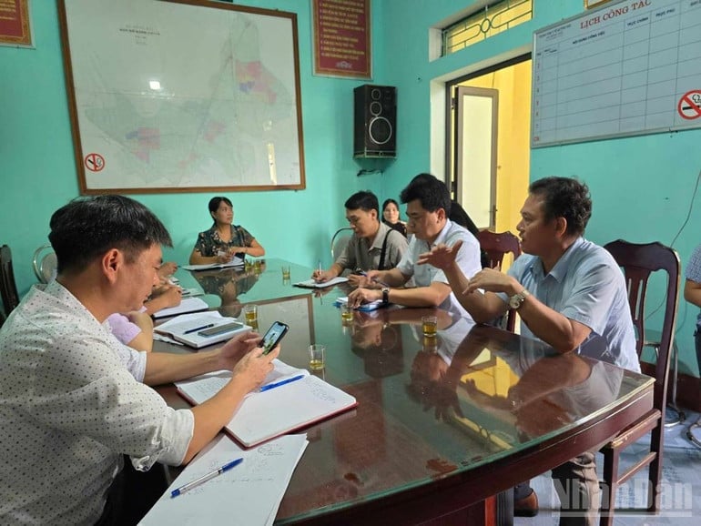Tổ công tác Chi cục An toàn vệ sinh thực phẩm làm việc với các đơn vị liên quan trên địa bàn xã Quỳnh An. (Ảnh báo Nhân Dân)