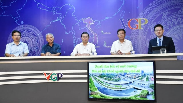 Các khách mời tham gia tọa đàm “Quyết liệt bảo vệ môi trường, bảo vệ người dân Thủ đô”. Ảnh: VGP