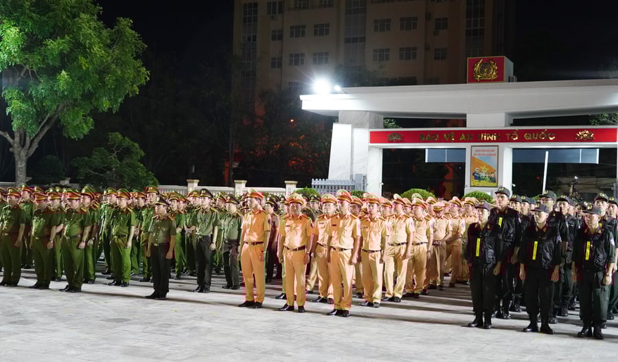 Các tổ công tác đã tổ chức diễu hành biểu dương lực lượng