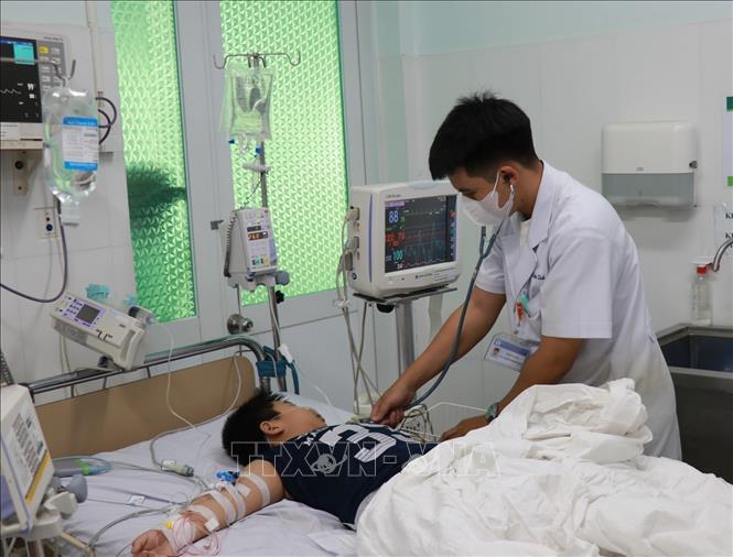 Trẻ mắc sốt xuất huyết điều trị tại cơ sở y tế. Ảnh: TTXVN