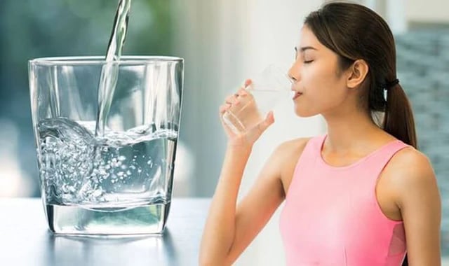 Uống đủ nước và mặc quần áo thoáng mát mỗi ngày, giữ vệ sinh sạch sẽ để phòng tránh bệnh viêm tiết niệu vào mùa hè.