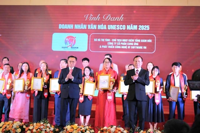 Bà Hà Thị Tính - Chủ tịch HĐQT kiêm Tổng Giám đốc Công ty Cổ phần Tập đoàn Cung Ứng & Phát Triển HT Software VN đã vinh dự đón nhận danh hiệu “Doanh nhân Văn hóa UNESCO năm 2025