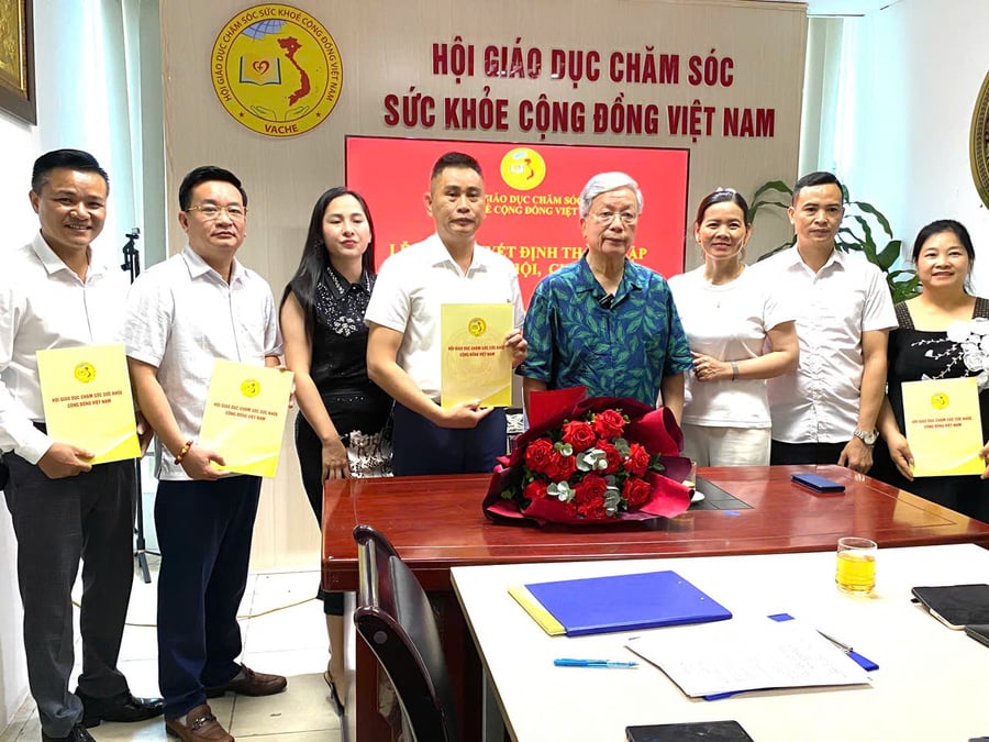 Lãnh đạo Hội Giáo dục Chăm sóc Sức khỏe Cộng đồng Việt Nam trao quyết định thành lập các Liên chi hội, chi hội trực thuộc Trung ương Hội
