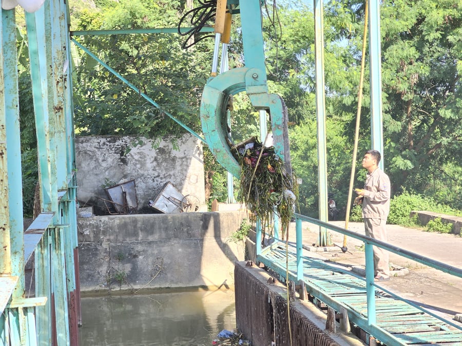 Công nhân vận hành hệ thống vớt rác tự động thượng lưu xi-phông Mật Sơn 