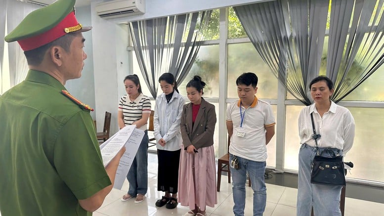 Cơ quan Cảnh sát điều tra Công an TP. Đà Nẵng tống đạt các quyết định khởi tố vụ án, khởi tố bị can đối với 7 đối tượng là quản lý nhân sự và nhân viên tại Phòng khám Đa Khoa quốc tế Đà Nẵng
