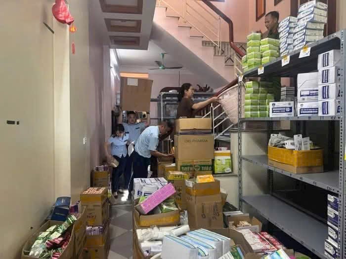 Lực lượng chức năng kiểm tra kho hàng hóa là thuốc tân dược của Công ty trách nhiệm hữu hạn Dược phẩm Quốc tế An Phát