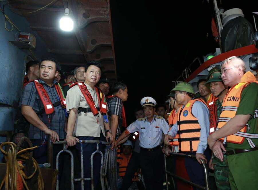 Phó Thủ tướng Trần Hồng Hà nghe các lực lượng chức năng báo cáo tại hiện trường - Ảnh: VGP/Minh Khôi