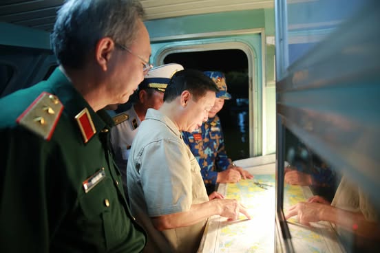 Phó Thủ tướng yêu cầu các lực lượng chạy đua với thời gian, tập trung xác định có còn người còn sống hay không; tìm hết người bị mất tích; triển khai đơn vị đặc công nước hỗ trợ tìm kiếm các nạn nhân ngay trong tối 19/7 - Ảnh: VGP/Minh Khôi