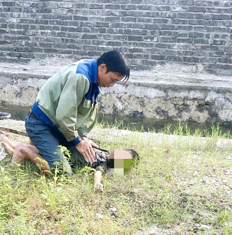 Sau khi được sơ cứu, bé trai 2 tuổi nhanh chóng được chuyển đến Trung tâm Y tế đặc khu Vân Đồn cấp cứu
