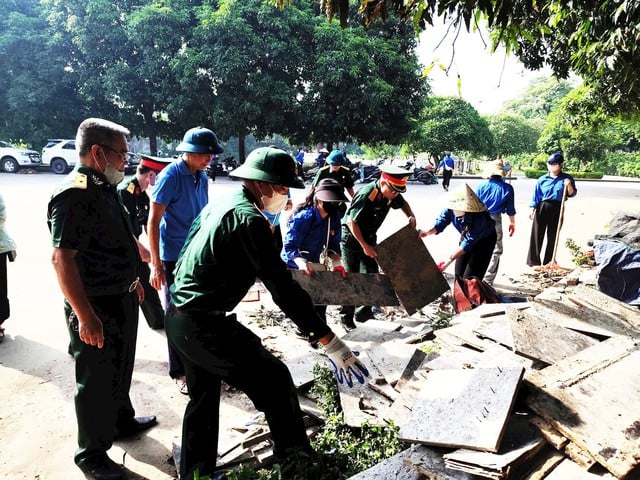 Trong ngày 19/7, phường Kiến Hưng đồng loạt ra quân dọn dẹp vệ sinh môi trường. Ảnh: Kim Huệ