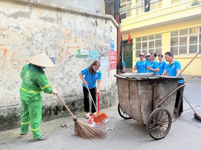 Người dân tích cực tham gia công tác bảo đảm vệ sinh môi trường. Ảnh: Hà Phong