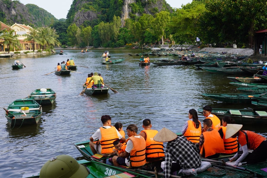 Ngành du lịch Ninh Bình đặt an toàn và trải nghiệm của du khách lên hàng đầu. Ảnh: Thế Hải