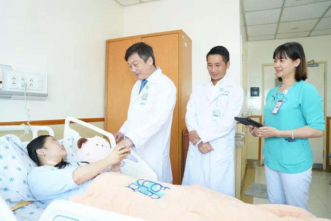 PGS-TS-BS Võ Duy Long, Phó Trưởng khoa Ngoại Tiêu hoá, Bệnh viện Đại học Y Dược TPHCM đang thăm khám cho người bệnh