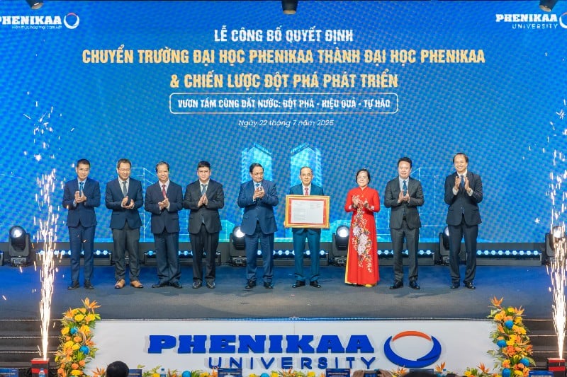 Thủ tướng Phạm Minh Chính trao Quyết định chuyển mô hình thành Đại học Phenikaa cho đại diện lãnh đạo Đại học Phenikaa