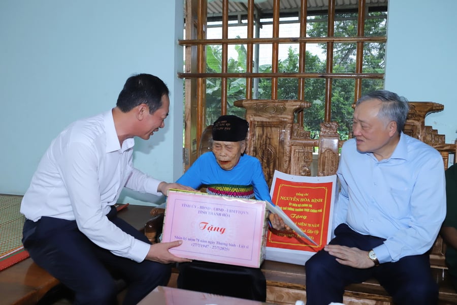Phó Thủ tướng Thường trực Chính phủ Nguyễn Hòa Bình cùng lãnh đạo tỉnh Thanh Hóa tặng quà cho thương binh, bệnh binh, người có công với cách mạng và gia đình chính sách